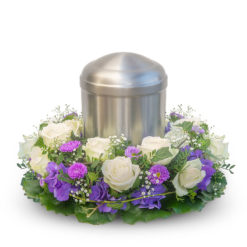 Urnenkranz 'Engelslicht' aus der Floristenwerkstatt Blumen Weimar in Neu-Ulm