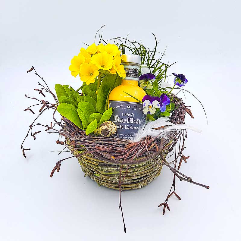 Geschenkskörbchen mit Lotta's Eierlikör von Blumen Weimar in Neu-Ulm